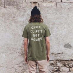 Planks - Drop Cliffs - Herre T-Shirt -Alpina Snowboard Butik planks drop cliffs herre t shirt 1