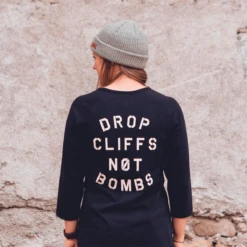 Planks - Drop Cliffs Stencil - Langærmet Dame T-Shirt -Alpina Snowboard Butik planks drop cliffs stencil langaermet dame t shirt 2