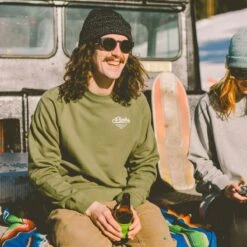 Planks - Mountain Supply Co. - Herre Crewneck -Alpina Snowboard Butik planks mountain supply co herre crewneck 2